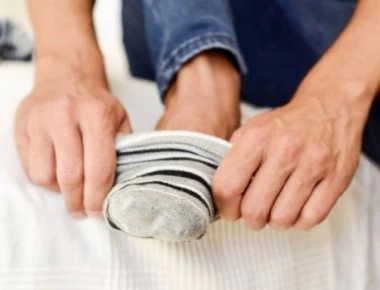 Αυτός είναι ο λόγος που δεν πρέπει να φοράτε τις ίδιες κάλτσες για δεύτερη μέρα